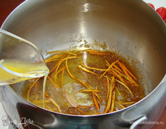 Влить апельсиновый сок.