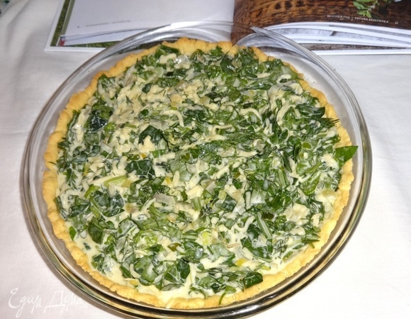 На подпеченный корж равномерно выложить начинку и выпекать 15–20 минут в зависимости от мощности духовки.