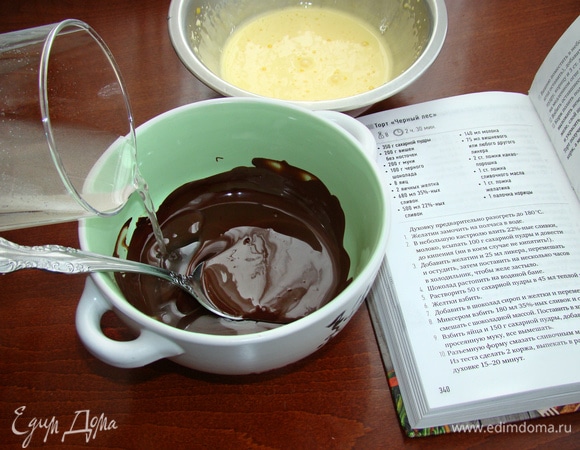 Желтки взбить в пышную светлую массу. К растопленному шоколаду влить сироп и добавить взбитые желтки.