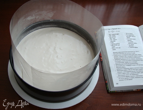 Бисквит поместить в кольцо с проложенной ацетатной пленкой. И сверху на вишни перелить остывшее сливочное желе. Поставить в холодильник для застывания.