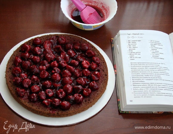 Сверху на бисквит равномерно выложить часть уваренных вишен.