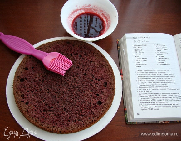 Пропитать бисквит вишневым соком.