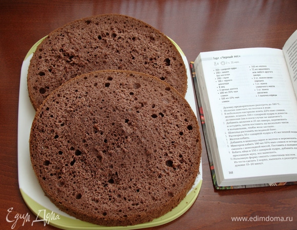 Бисквит разрезать на две части. Одну часть установить на блюдо.