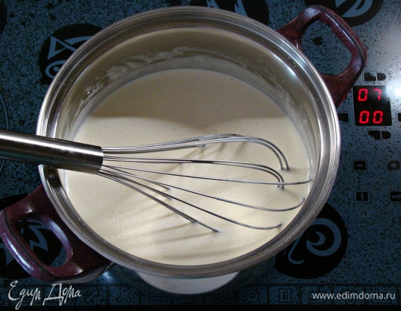 Довести до кипения, но не кипятить! В горячую сливочную смесь влить 25 мл вишневого ликера и набухший желатин. Все тщательно перемешать до однородности и остудить до комнатной температуры.