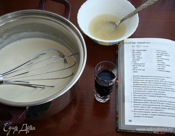 Пока остывает бисквит, приготовим сливочный крем. Для этого замочить в небольшом количестве воды 1 ст. л. желатина. В сотейнике смешать сливки 20–22% жирности, молоко и сахарную пудру (100 г от общего количества).