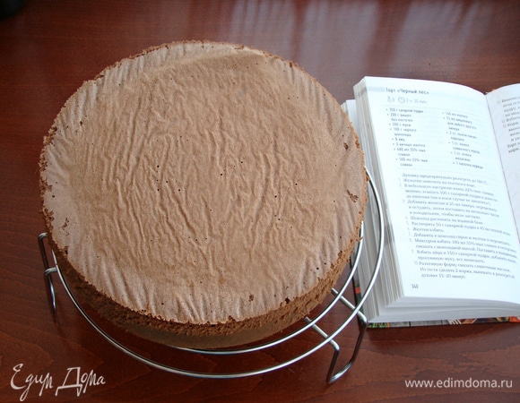 Форму для выпечки смазать сливочным маслом, заполнить тестом и испечь бисквит. Готовность проверить деревянной шпажкой. Готовый бисквит освободить от формы, перевернуть и поставить на решетку остывать.