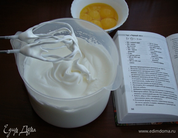 Духовку предварительно разогреть до 180°C. Взбить белки со щепоткой соли в пышную устойчивую пену, частями добавляя сахарную пудру (100 г от общего количества).