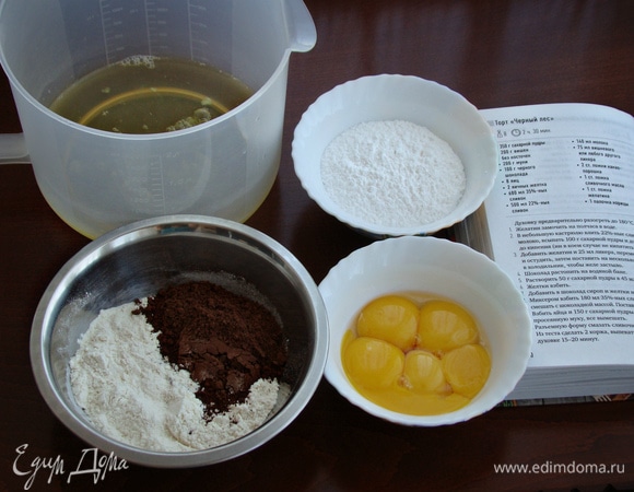 В первую очередь испечем бисквит. Для этого подготовим необходимые ингредиенты. Так как по оригинальному рецепту количество яиц, необходимых для бисквита, равняется 8, а форма для выпечки у меня небольшая (20 см), я уменьшила количество ингредиентов. И, как я уже писала ранее, немного изменила процесс приготовления, отделив белки от желтков.