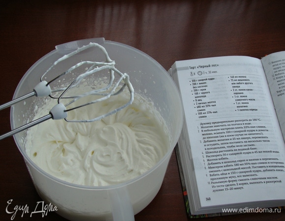 Взбить в пышную устойчивую пену 250 мл сливок.