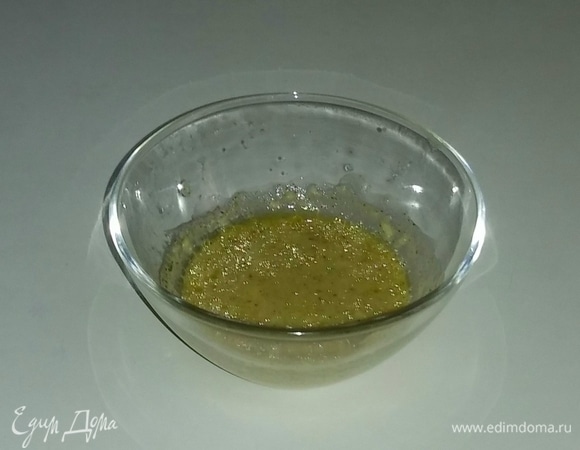 В емкость к лимонному соку и воде добавляем горчицу, приправу для салатов, соль, сахарный песок, измельченный чеснок, а также оливковое масло. Перемешиваем и получаем заправку для салата.