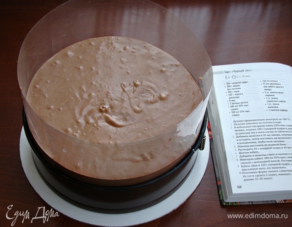 Сверху на вишни равномерно переложить шоколадный крем и поставить торт в холодильник для застывания.