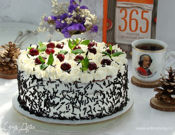 Взбить оставшуюся часть сливок в пышную устойчивую массу и украсить торт по своему вкусу. Вкуснейший шоколадно-вишневый торт готов!