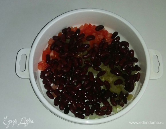 Кладем в отдельную емкость лук, помидоры, фасоль и добавляем заправку для салата. Все перемешиваем. Салат можно есть сразу, но лучше поставить его на 1 час в холодильник. Приятного аппетита!