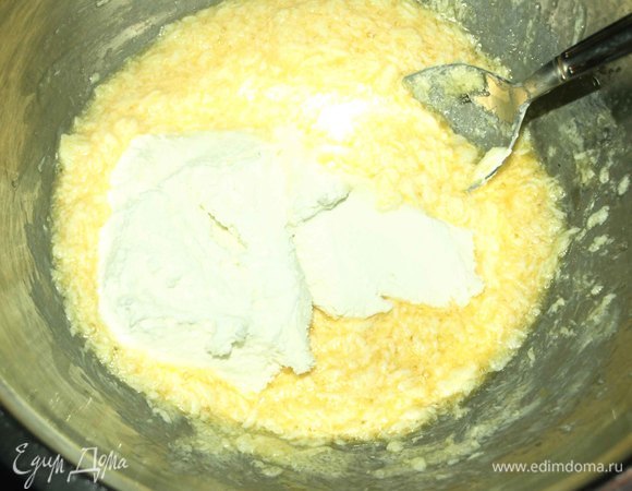 Духовку разогреть до 180°C .Размягченное сливочное масло растереть с сахаром. Добавляем яйцо и хорошо перемешиваем. Добавляем творог и перемешиваем. Добавляем просеянную муку, соль и разрыхлитель. Все перемешиваем.