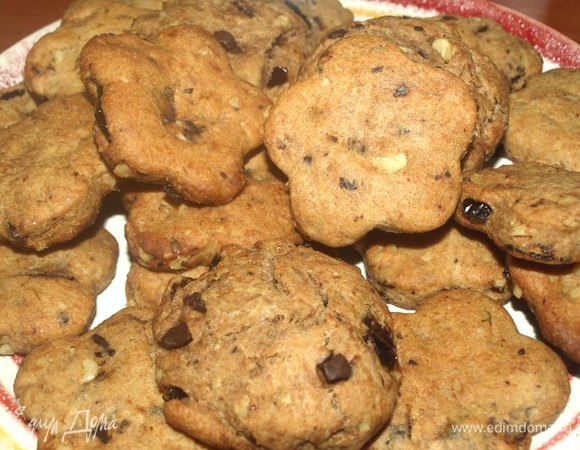 Достаем готовые коржики, даем немного остыть на противне и перекладываем на блюдо.