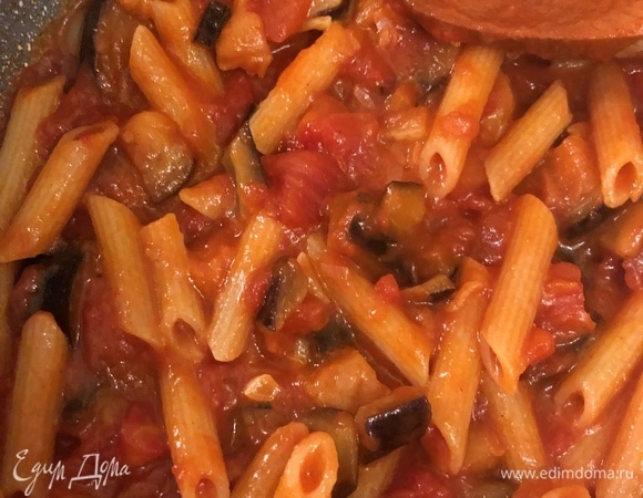 Готовую пасту откинуть на дуршлаг, затем добавить в сковороду к помидорам с баклажаном и тушить еще 1 минуту.