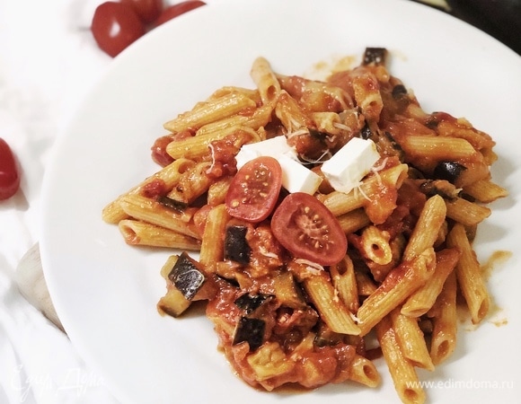 Готовое блюдо разложить по тарелкам, посыпать твердым сыром или положить кубики мягкого сыра. Приятного аппетита!