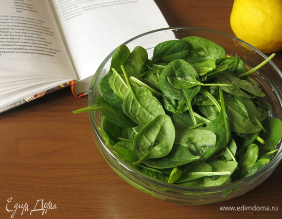 Шпинат моем, сушим и нарезаем крупно. У меня беби-шпинат, не нарезала.