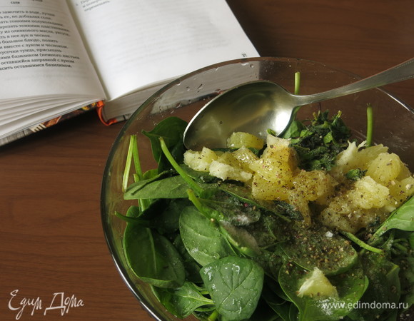 Соединяем лимон со шпинатом, кладем листья мяты, перемешиваем, поливаем маслом, солим, перчим.