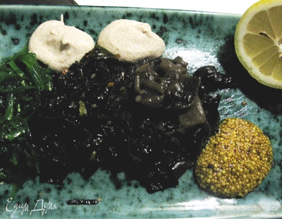 Выкладываем все ингредиенты: капуста чука и так уже готова, а вот морскую мой совет перед подачей немного промариновать в соевом соусе, грибы муер.