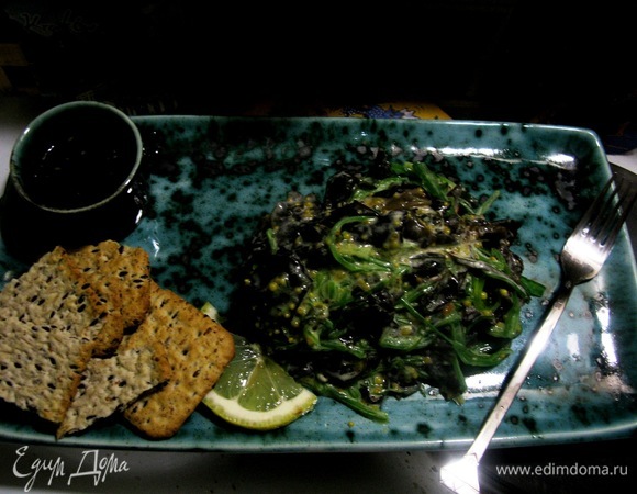 Заправляем салатик французской горчицей, немножко икры мойвы и чуточку лимонного сока и лимончика. Бон аппетит! Очень вкусно с галетным хлебом из семечек.