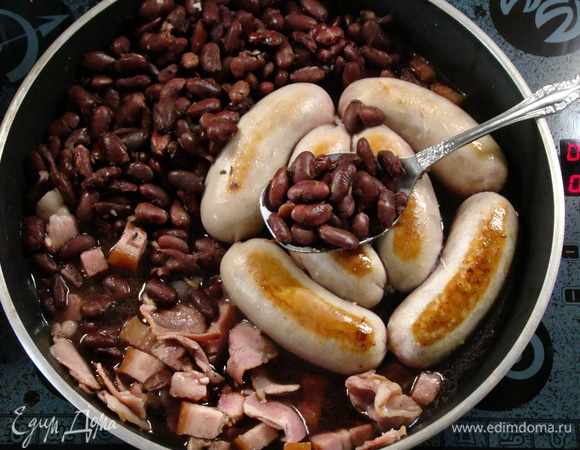 Добавить фасоль и аккуратно перемешать с ветчиной и беконом.