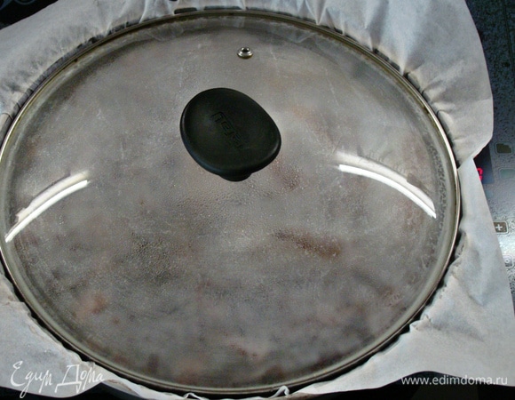 Сверху на сковороду положить лист бумаги для выпечки и накрыть плотно крышкой. Тушить на медленном огне минут 30.