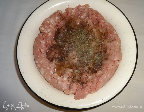 Соединить оба вида фарша, добавить панировочные сухари, измельченный чеснок, перемешать. Затем добавить яйца, соль, перец, сушеный тимьян, перемешать.