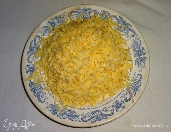 Сыр натереть на крупной терке.