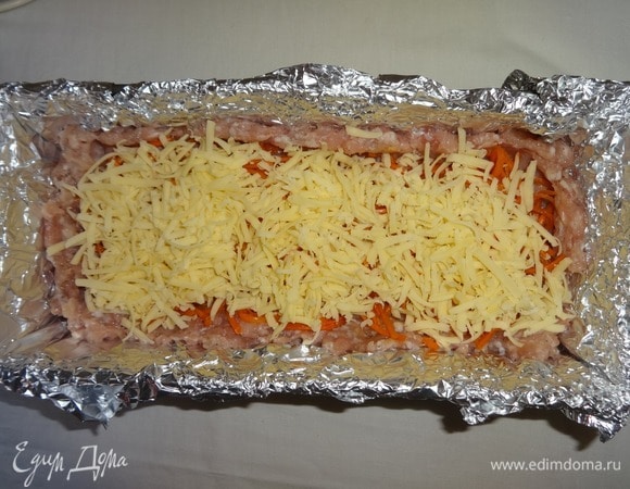 На морковь выложить 1/3 сыра.