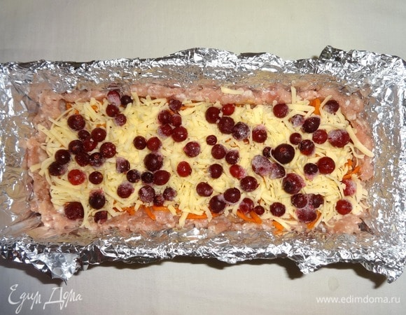 На сыр положить замороженную клюкву (у меня 2 ст. л.).