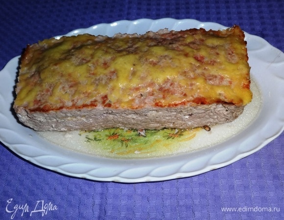 Готовый мясной хлеб достать из духовки и переложить на блюдо.