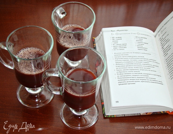 Разлить смесь по фужерам и остудив до комнатной температуры, поставить в холодильник для застывания.