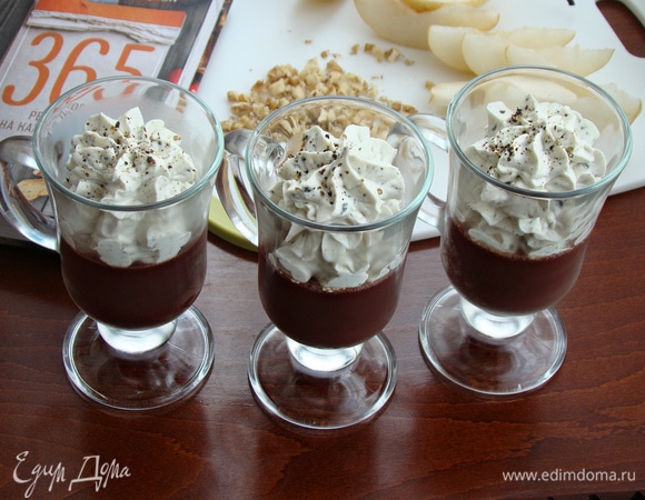 Отсадить сырные шапочки на застывший мусс и сверху присыпать щепоткой молотого перчика.