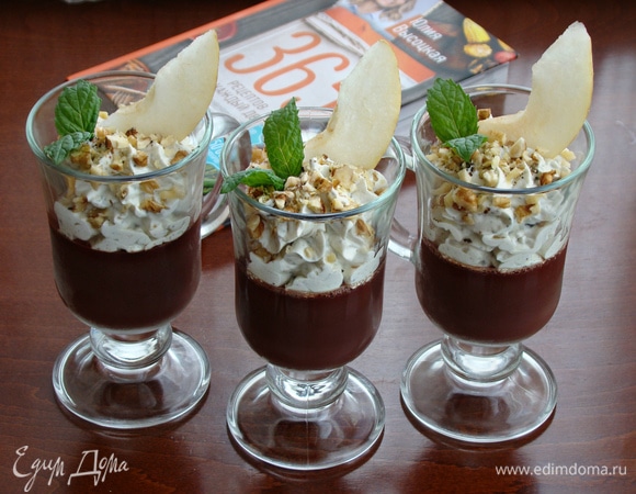 Украсить мусс долькой сладкой груши и можно подавать к столу.