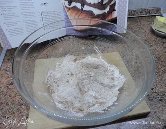 Смешайте муку с разрыхлителем, добавьте 100 г сахара и какао. Включите духовку для разогрева до 160–170°C.