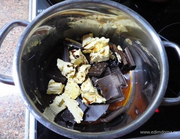 140 г черного шоколада (не менее 75 % какао) поломайте и вместе со 140 г сливочного масла и экспрессо (или 2 ч. л. растворимого кофе с 50 мл кипятка) растопите на медленном огне. Уберите в сторонку и дайте немного остыть.