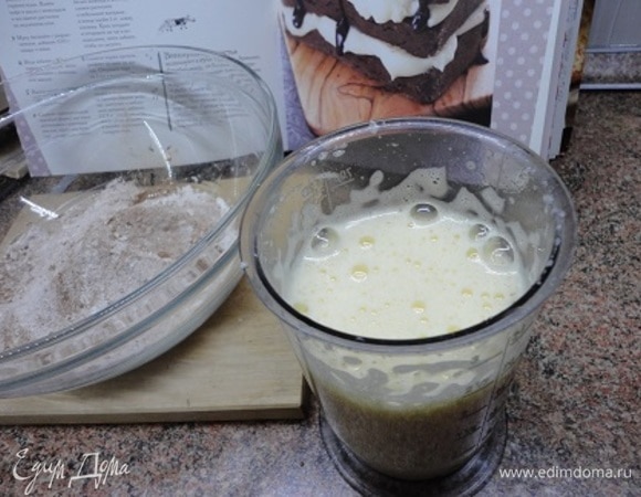 В это время взбейте яйца с 80 г сахара до пышной белой пены, добавьте сметану и еще немного взбейте.