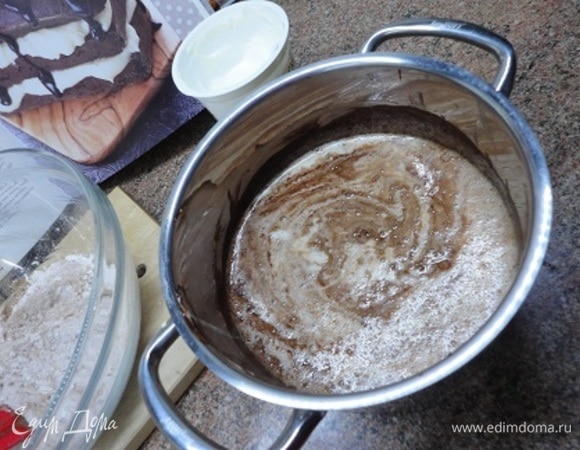 Соедините яичную и масляно-шоколадную массу, перемешайте.