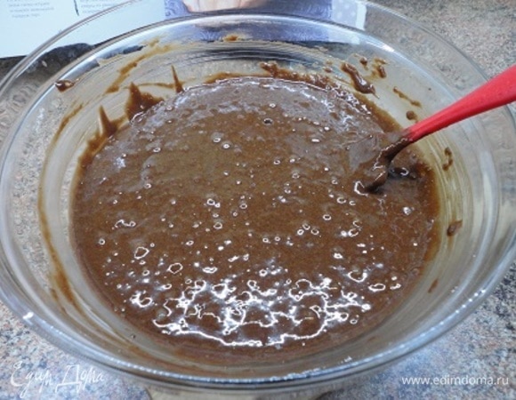 Влейте в муку, хорошо вымешайте.