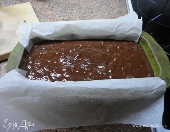 Форму для кекса смажьте оставшимся сливочным масло, выстелите пекарской бумагой, влейте тесто и выпекайте 1 час. Готовность проверьте деревянной шпажкой.