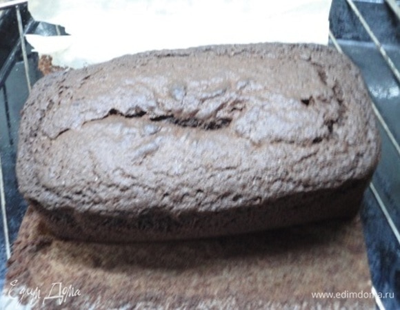 Прежде, чем разрезать на коржи, дайте кексу хорошо остыть.