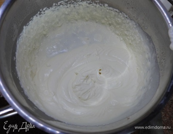 Для крема в небольшой кастрюле растопите белый шоколад и 200 мл сливок, не доводя до кипения. В конце влейте 1 ст. л. кипятка. Крем остудите, затем выдержите в холодильнике не менее часа. Затем взбейте до загустения.