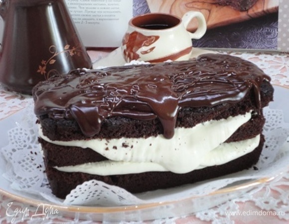 Смажьте коржи кремом и отправьте в холодильник на 1 час. Для глазури черный шоколад и сливки растопите в небольшой кастрюльке, добавьте 1 ст. л. кипятка, слегка остудите (я, видно, остудила больше, чем надо и у меня глазурь не залилась достаточно гладко) и полейте шоколадной глазурью торт.