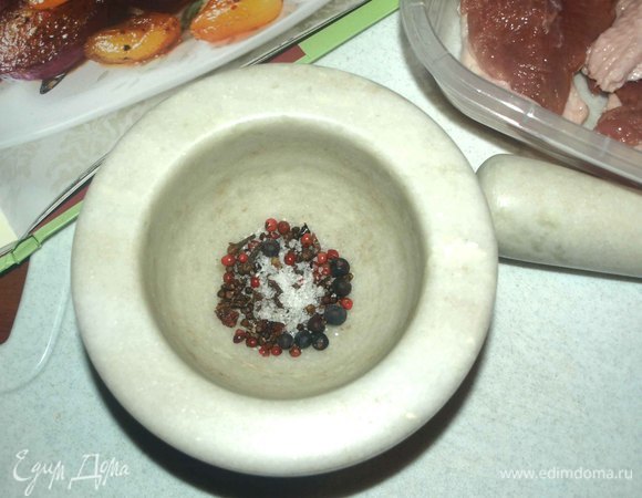 Готовим сухой маринад: в ступке растереть смесь перцев (любых), ягоды можжевельника, гвоздику, соль и кайенский перец (у меня сухой хлопьями).