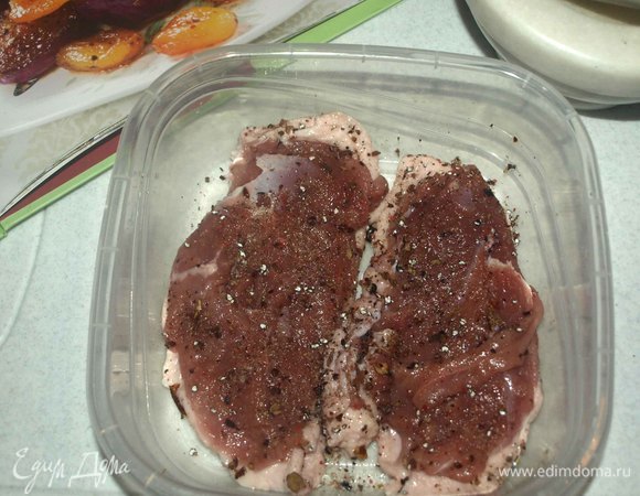 Грудки вымыть, просушить бумажными полотенцами. Натереть приготовленной смесью со всех сторон и дать настояться.