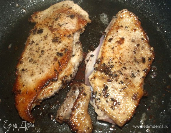 Разогреть сковороду где жарился лук, выкладываем утиные грудки кожей вниз и обжариваем с каждой стороны 4–5 минут до золотистой корочки.