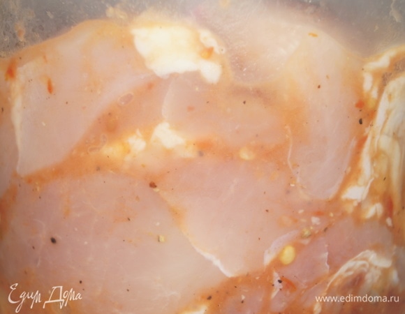 Цыпленка разделайте на средние порционные куски, замаринуйте в чесночном кетчупе и майонезе, посолите, добавьте любимые специи для мяса курицы, перемешайте, накройте крышкой и уберите на ночь в холодильник. На следующий день можно жарить.