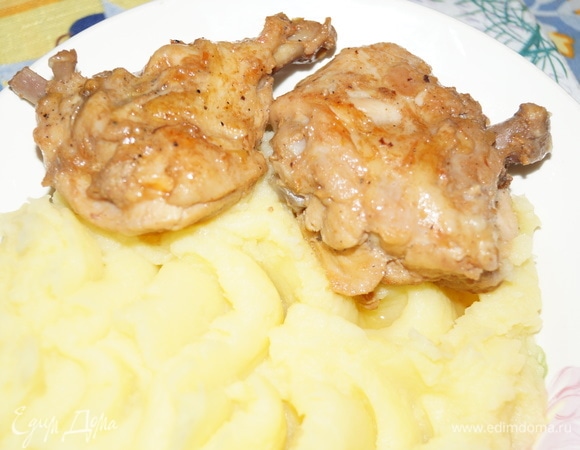 С картофельным пюре и салатом из огурца просто объедение.