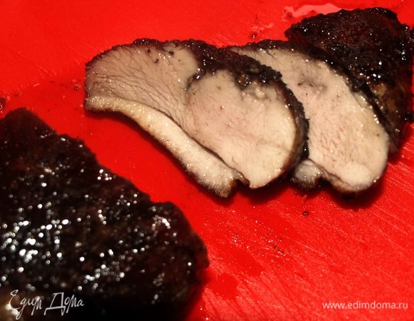 Готовые грудки слегка остудить. Переложить вместе с луком и курагой на блюдо и полить выделившимся соком.